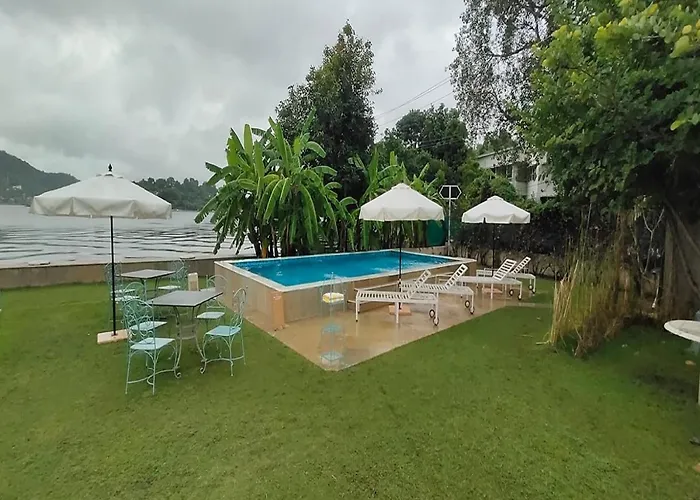 Udaipur hotels near Lake Pichola